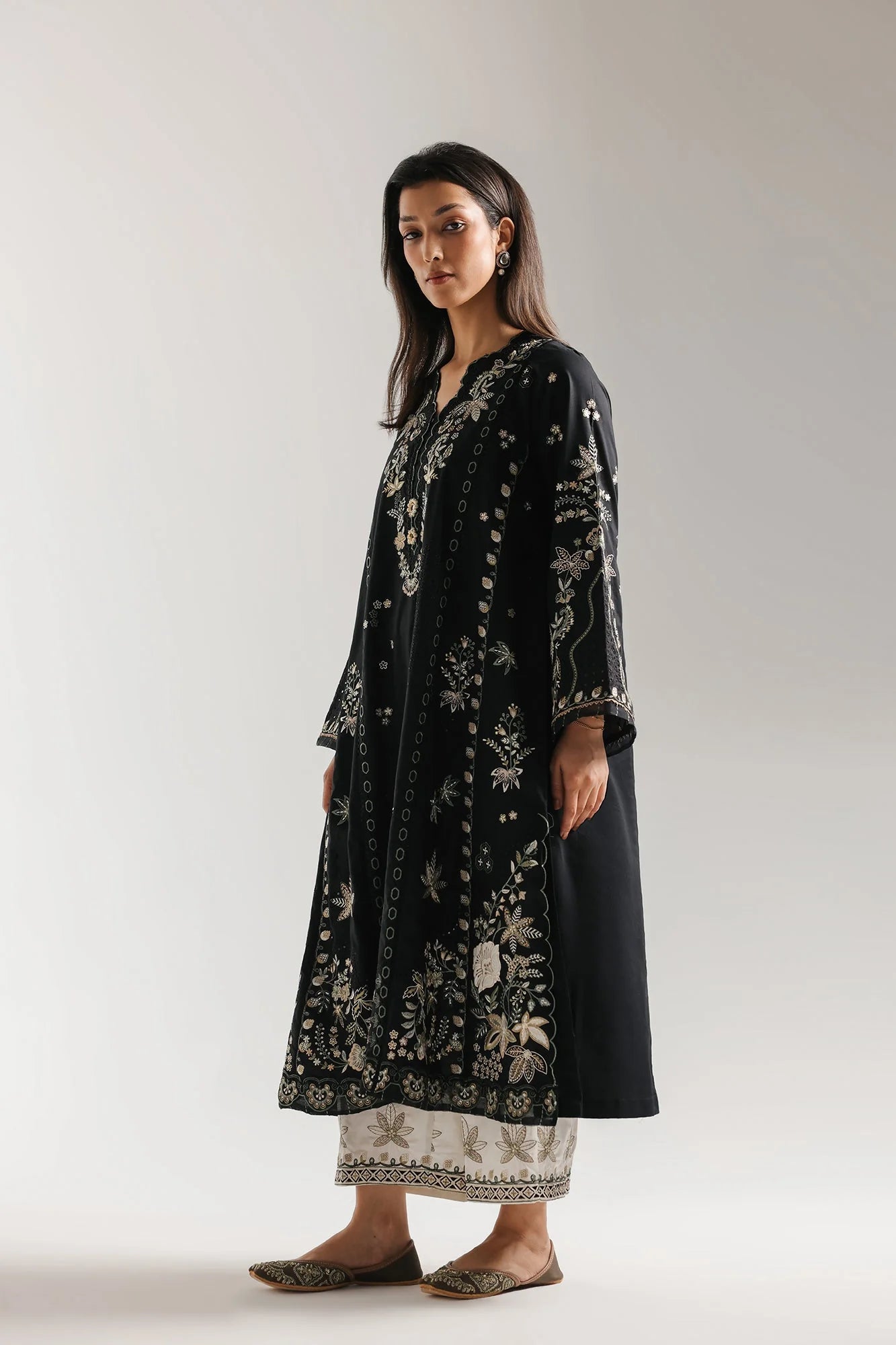 EMBROIDERED SUIT (E4286/103/902)