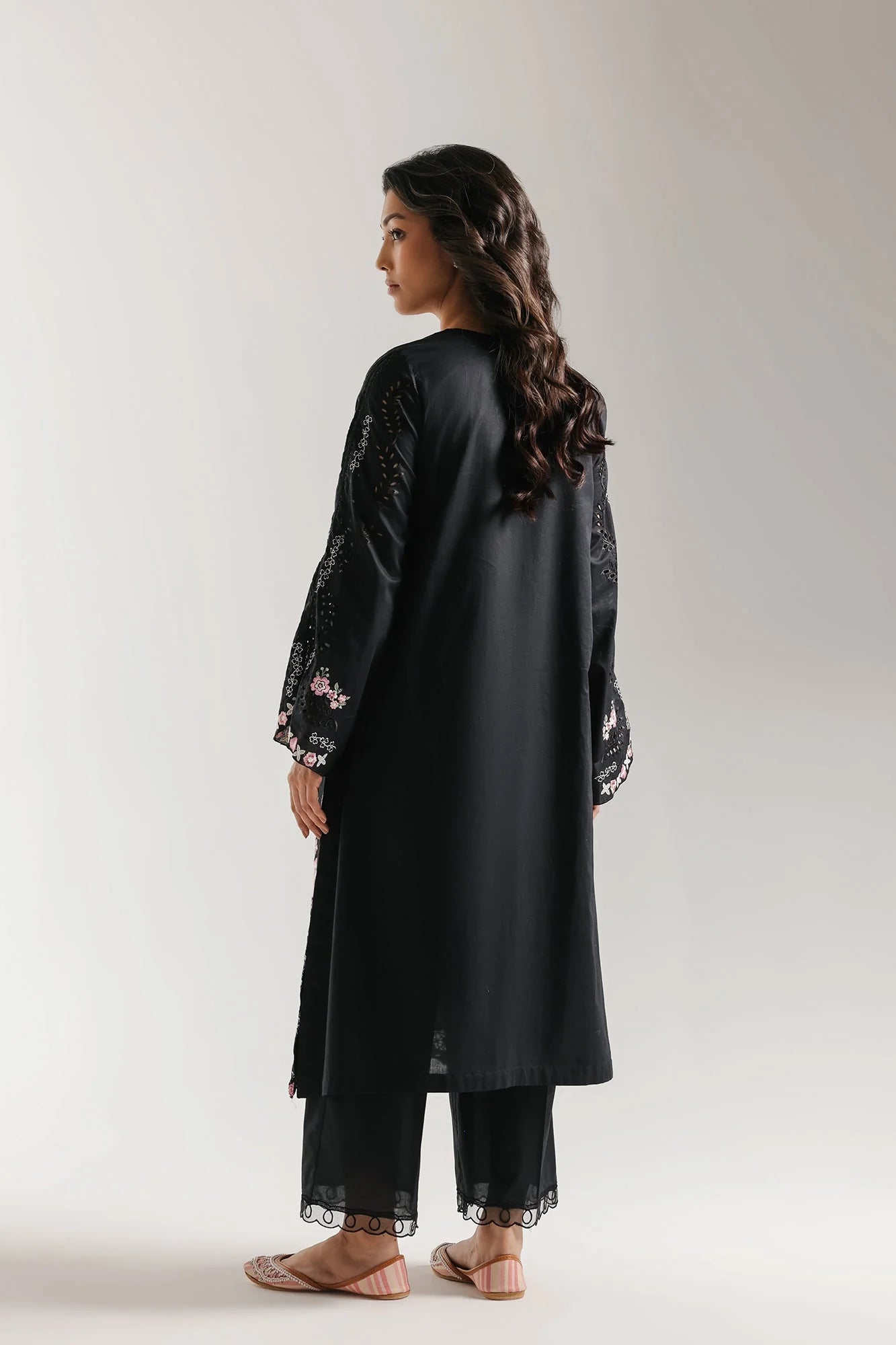 EMBROIDERED SUIT (E4295/103/901)
