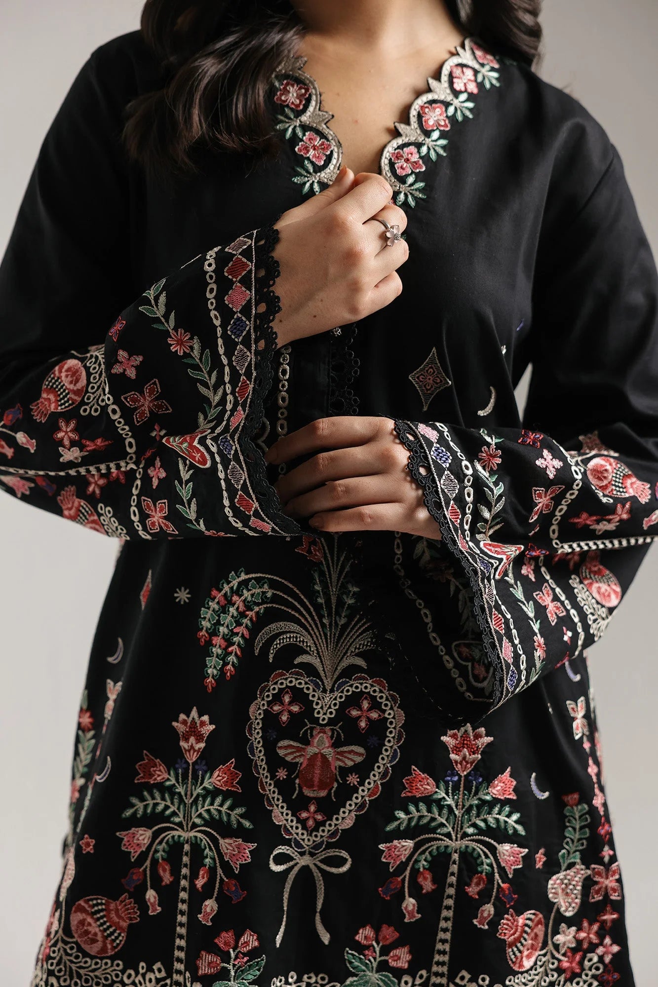 EMBROIDERED SUIT (E4301/103/901)