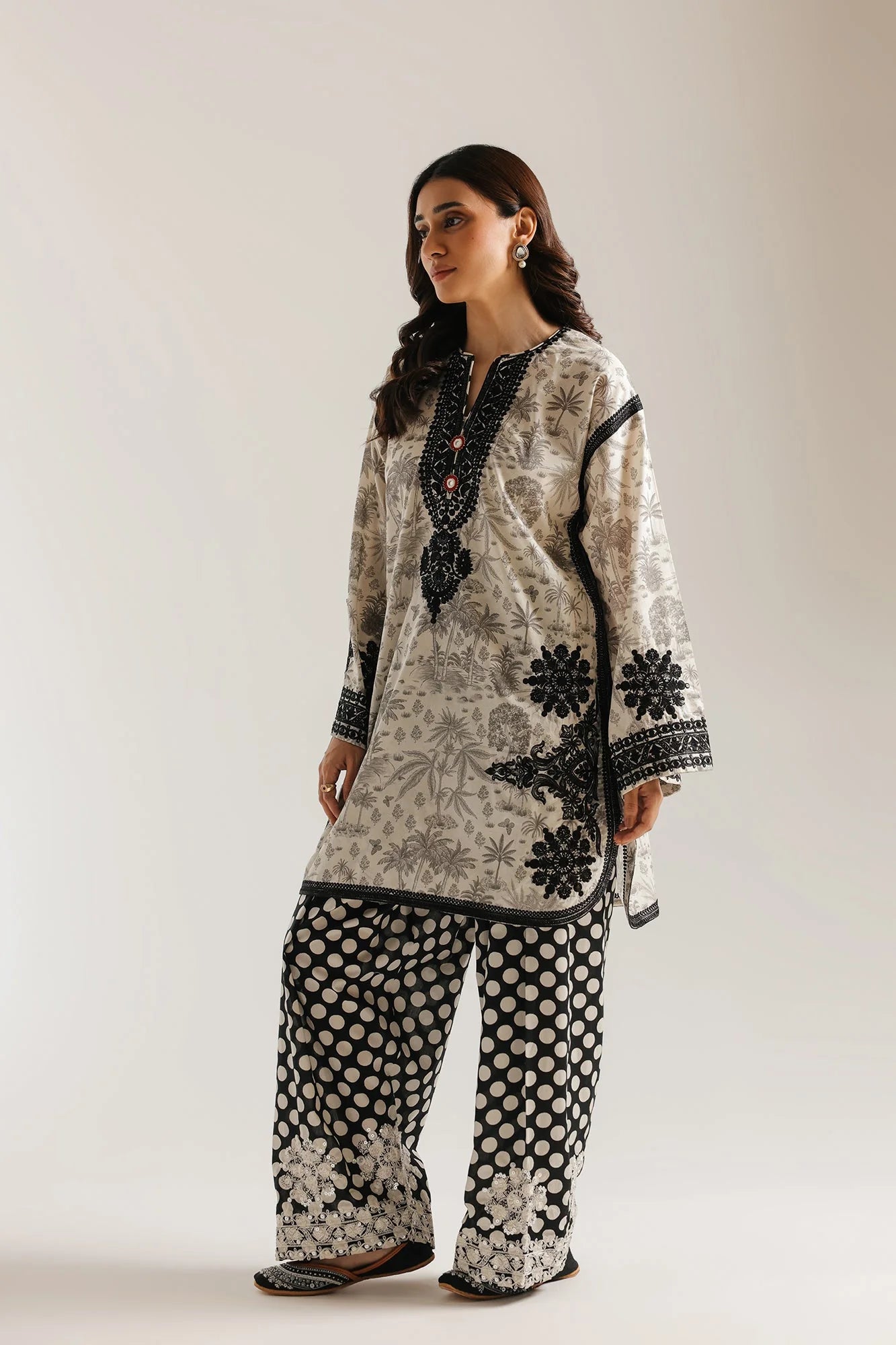 EMBROIDERED SUIT (E4304/103/004)