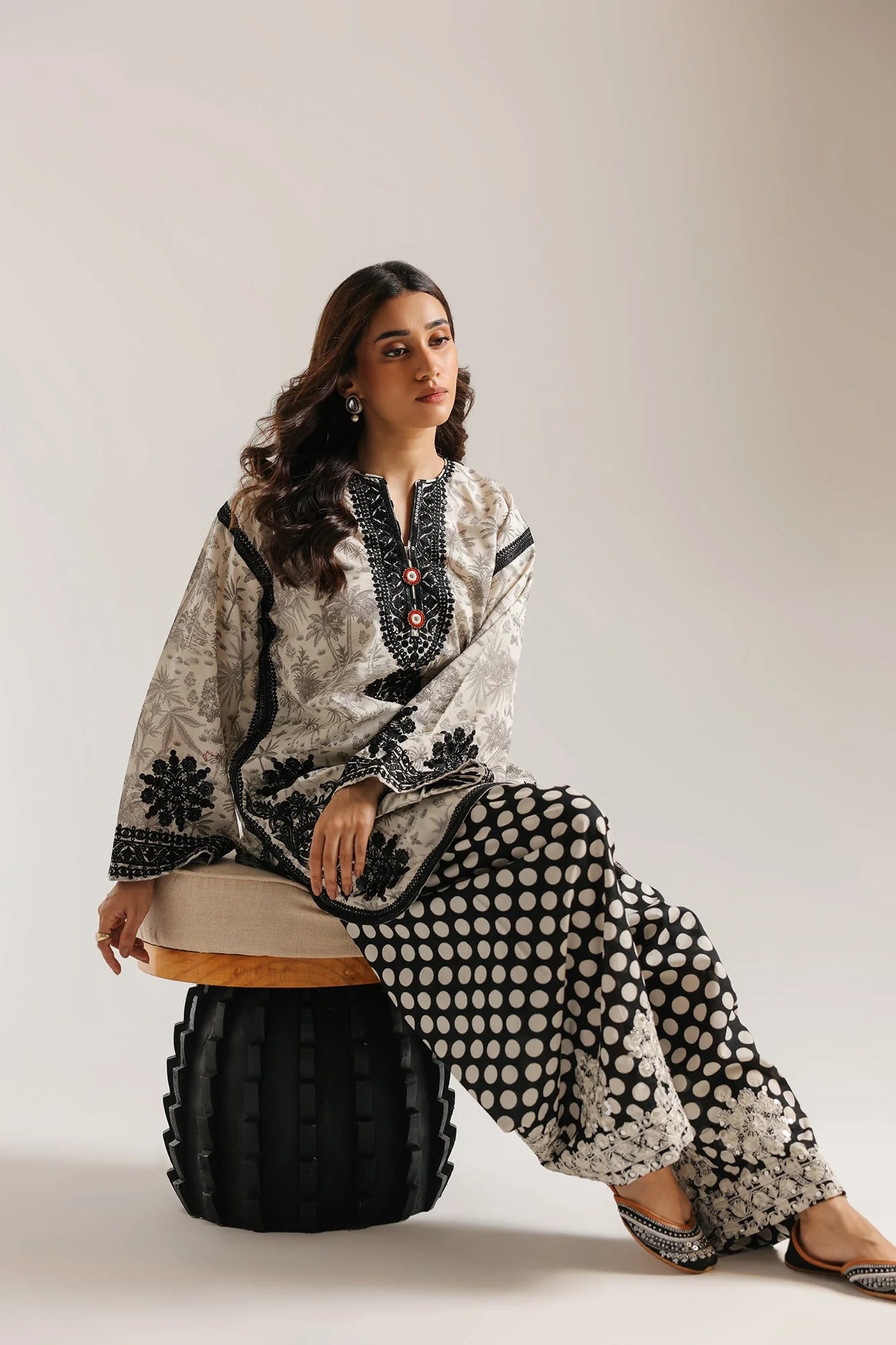 EMBROIDERED SUIT (E4304/103/004)