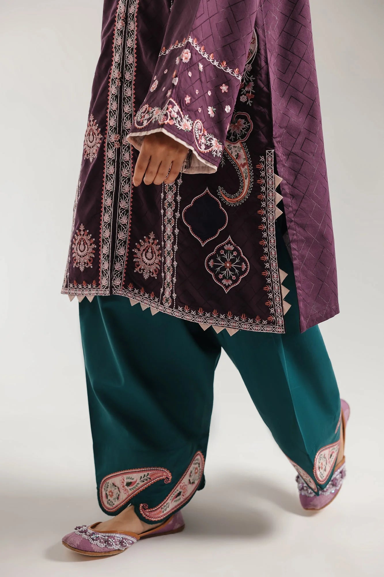 EMBROIDERED SUIT (E4321/103/518)