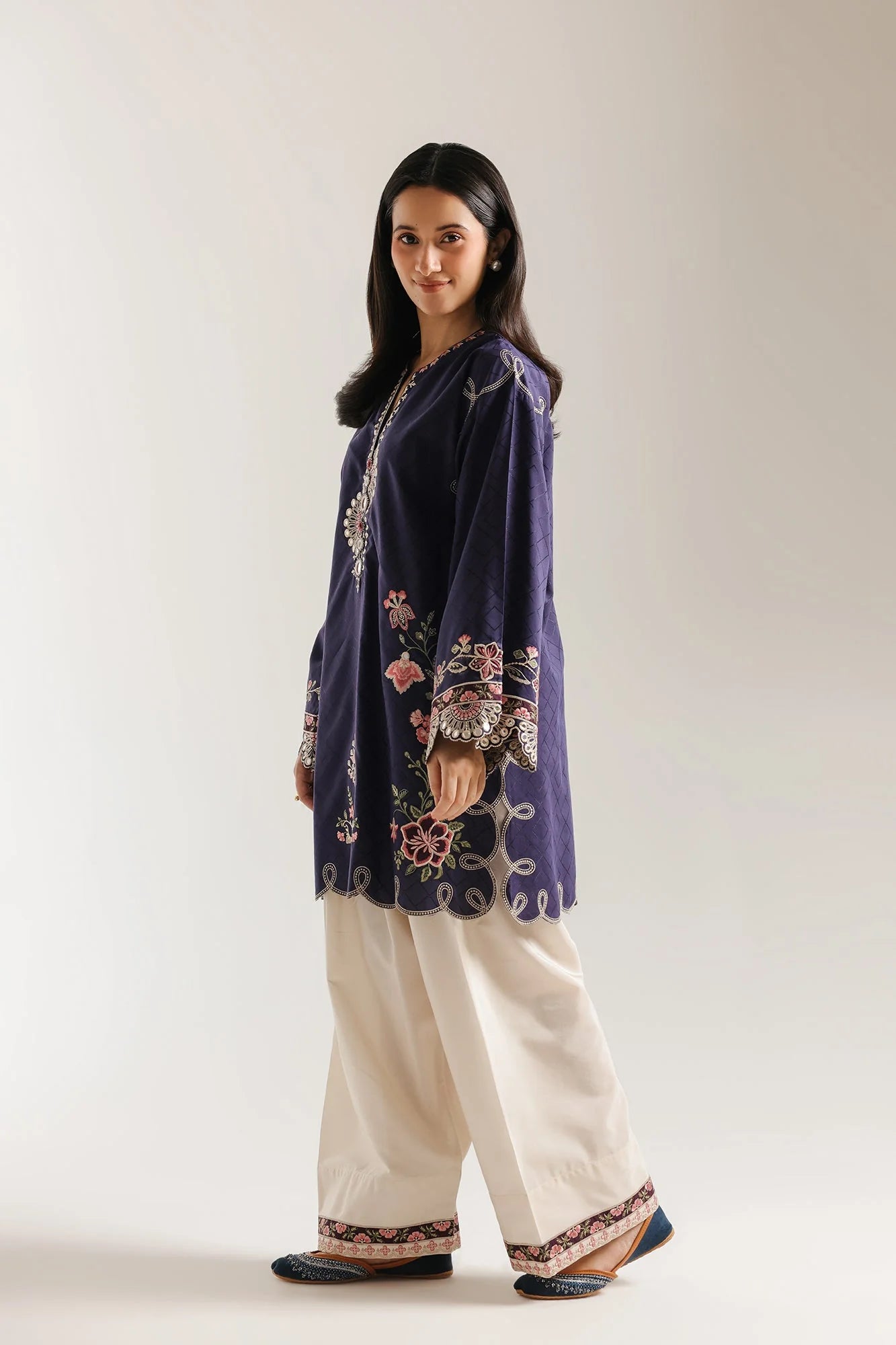 EMBROIDERED SUIT (E4323/103/507)