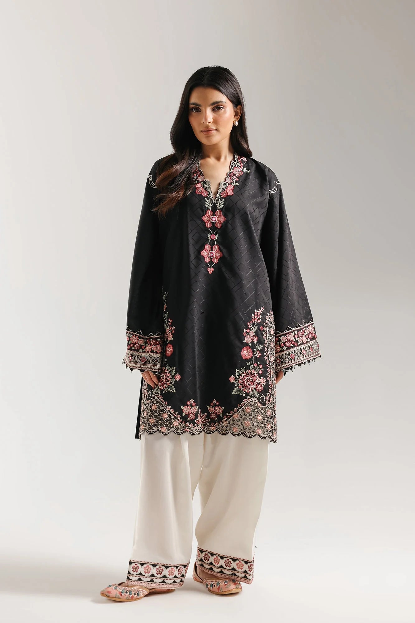 EMBROIDERED SUIT (E4324/103/902)