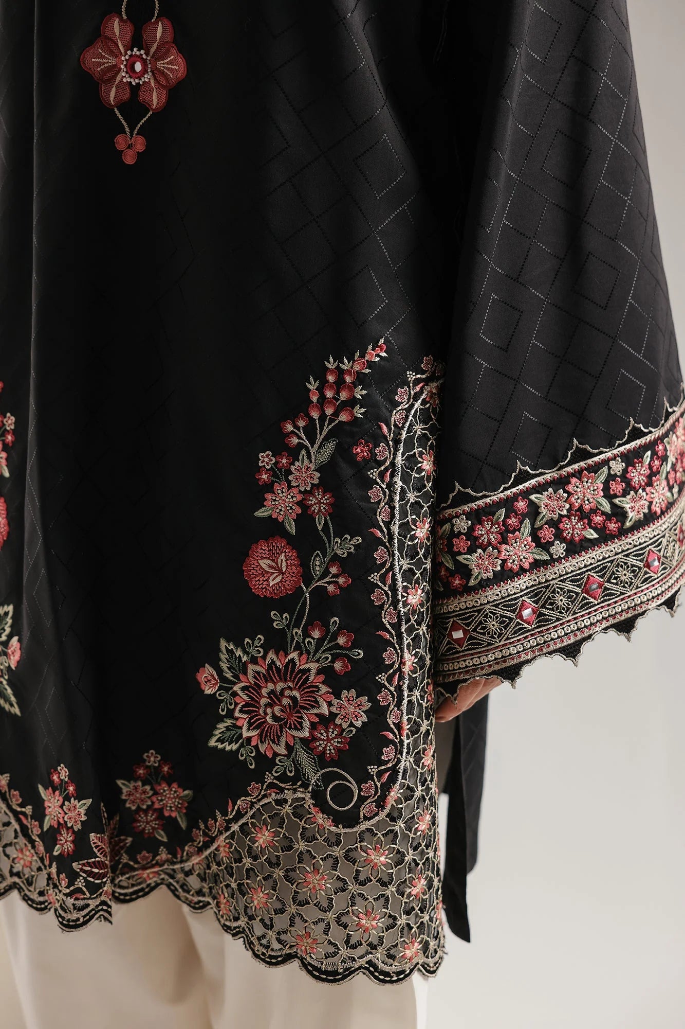 EMBROIDERED SUIT (E4324/103/902)