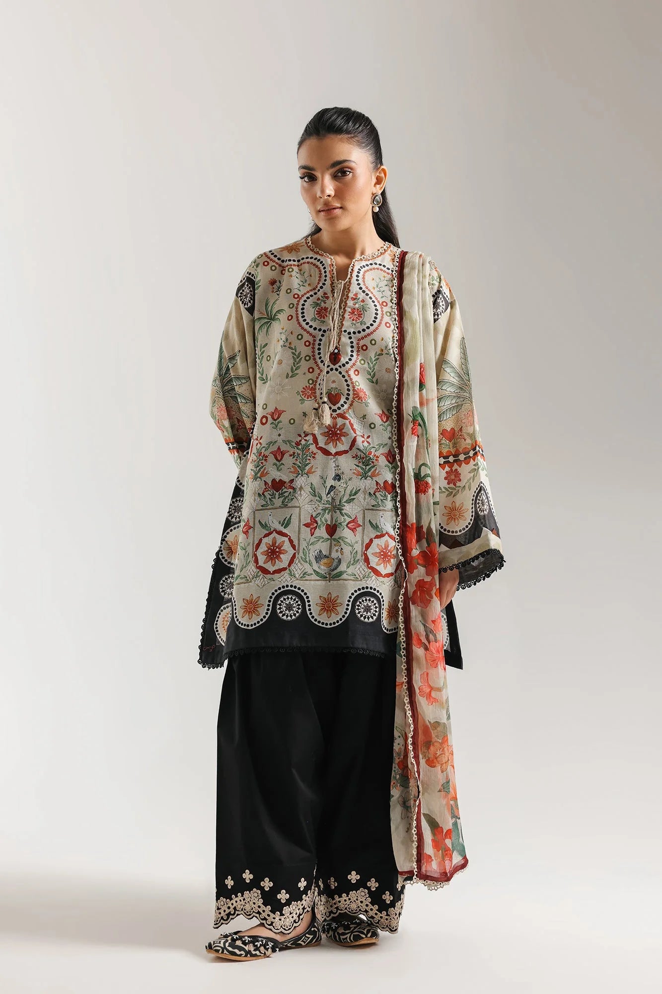 EMBROIDERED SUIT ()