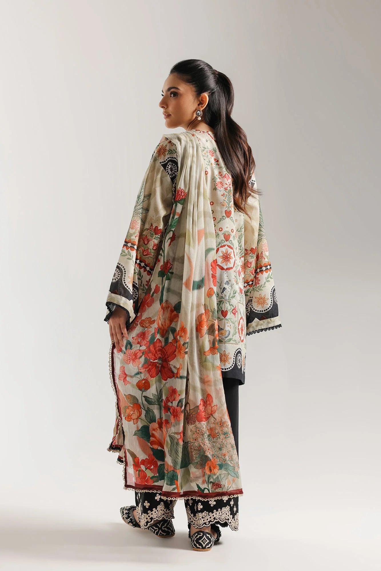 EMBROIDERED SUIT ()