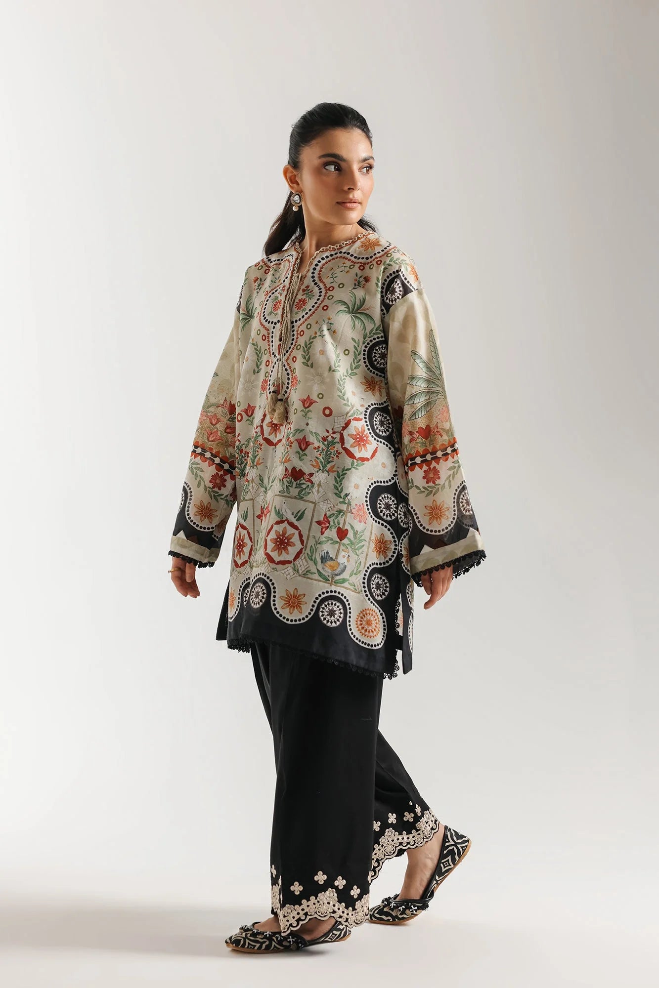 EMBROIDERED SUIT ()