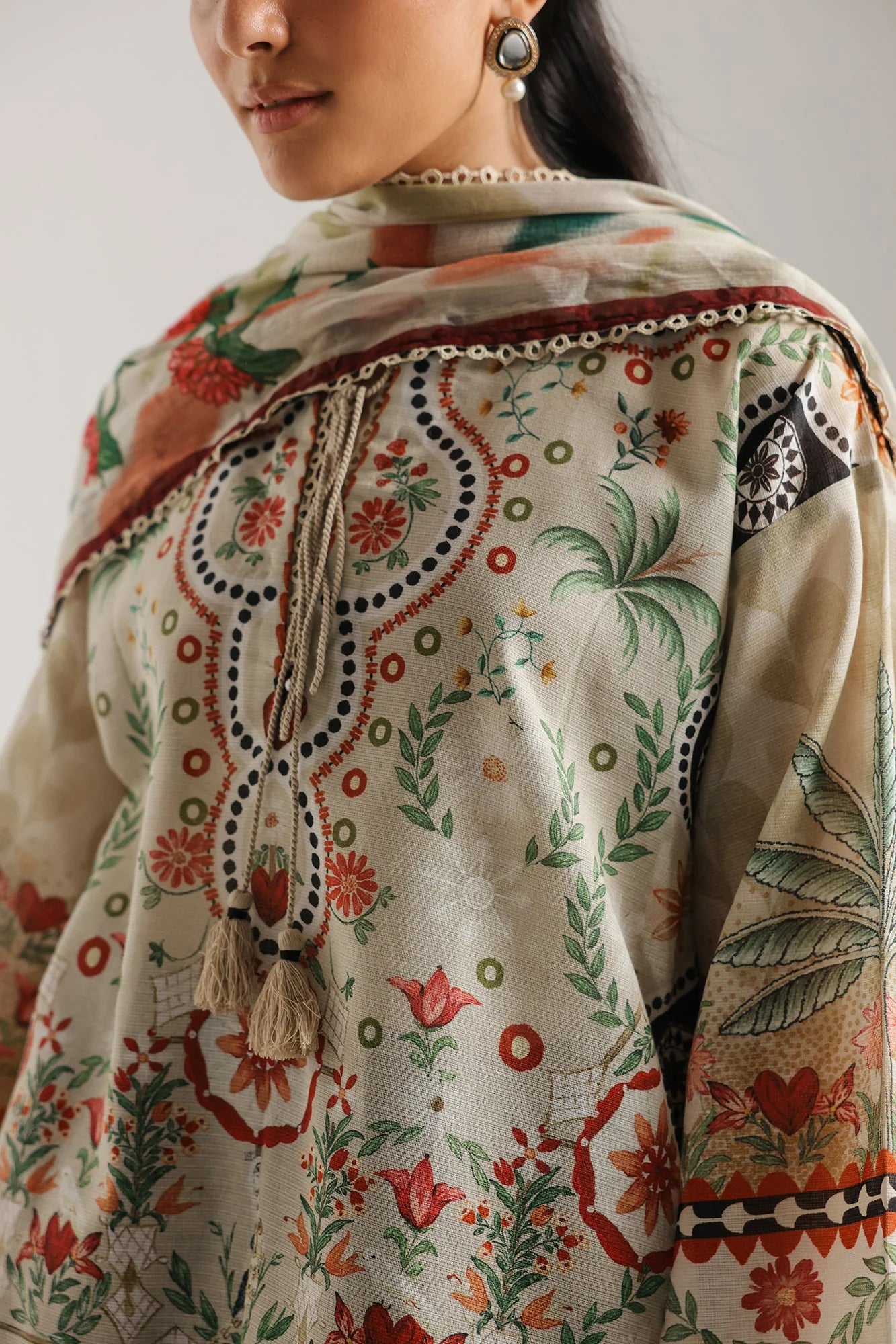 EMBROIDERED SUIT ()
