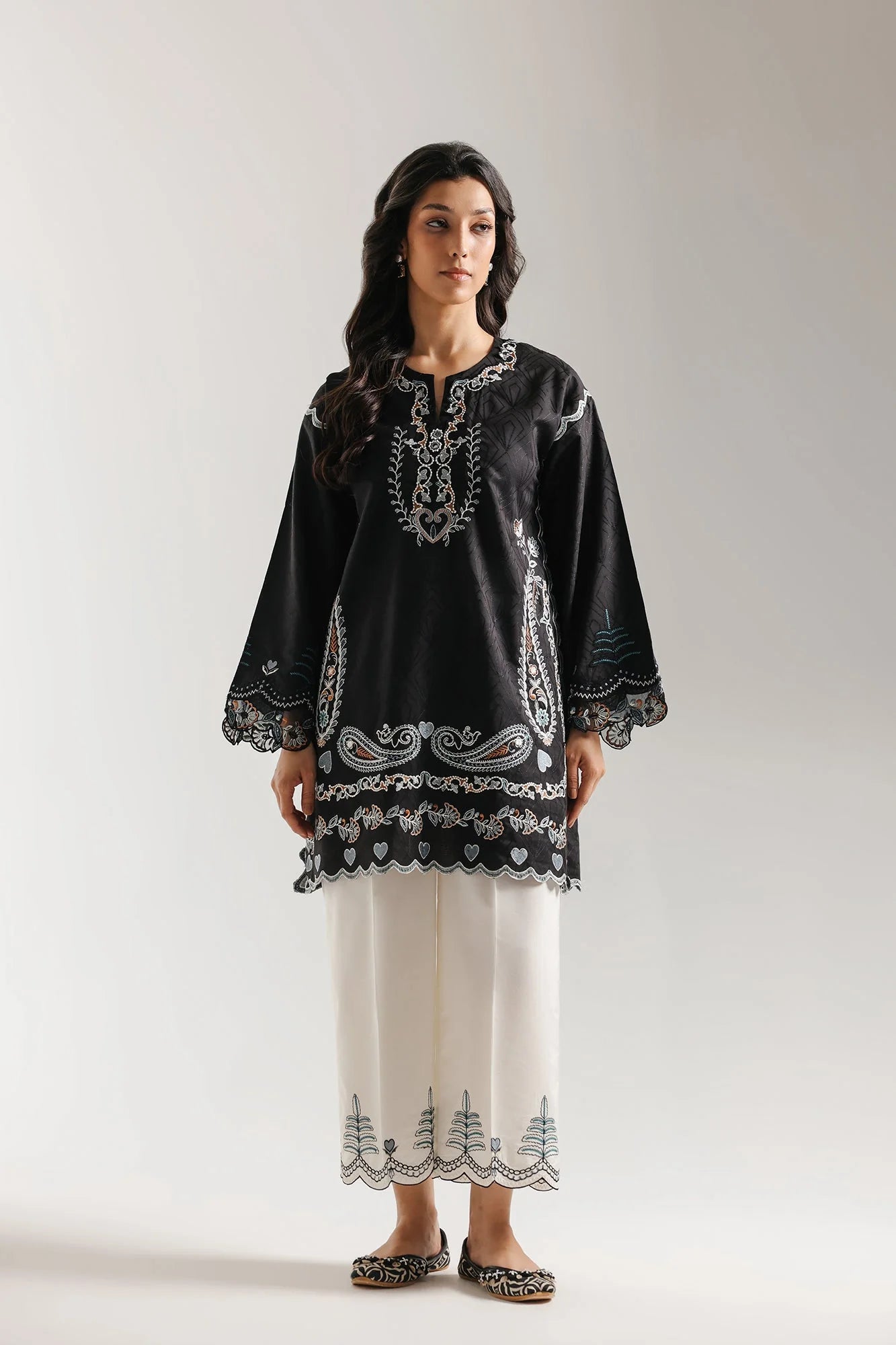 EMBROIDERED SUIT (E4330/103/901)