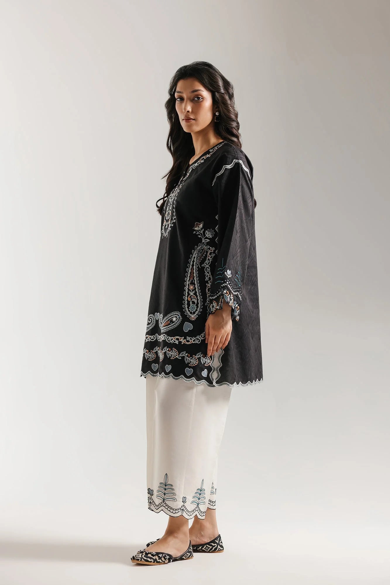 EMBROIDERED SUIT (E4330/103/901)