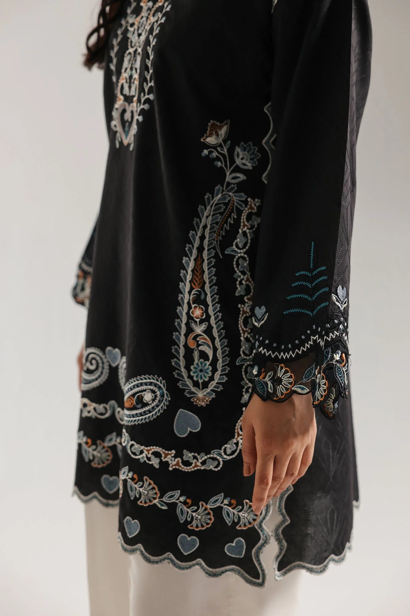 EMBROIDERED SUIT (E4330/103/901)