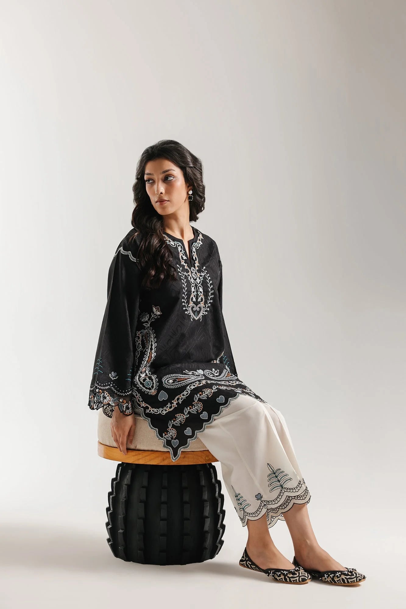 EMBROIDERED SUIT (E4330/103/901)