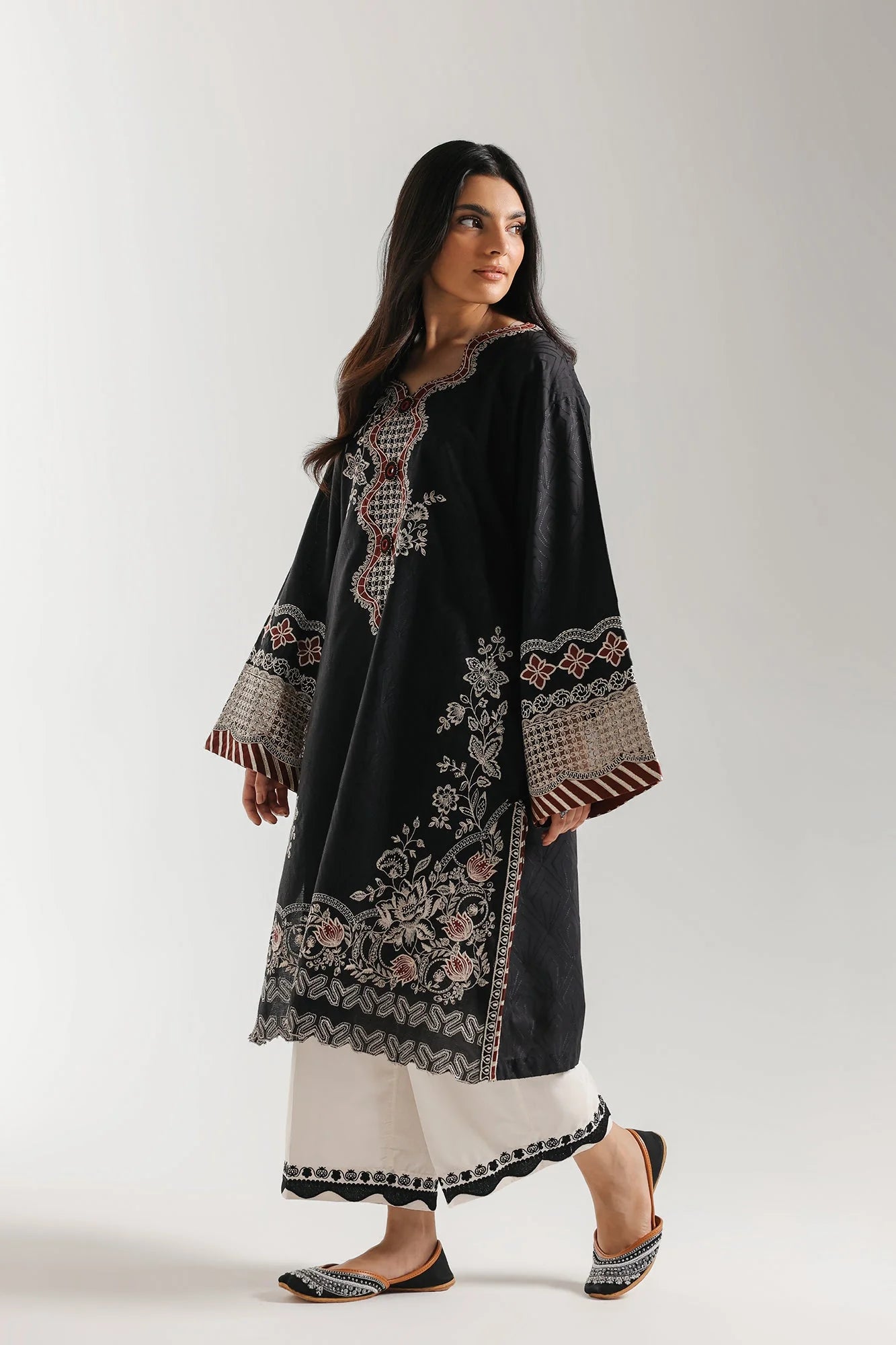 EMBROIDERED SUIT (E4332/103/902)