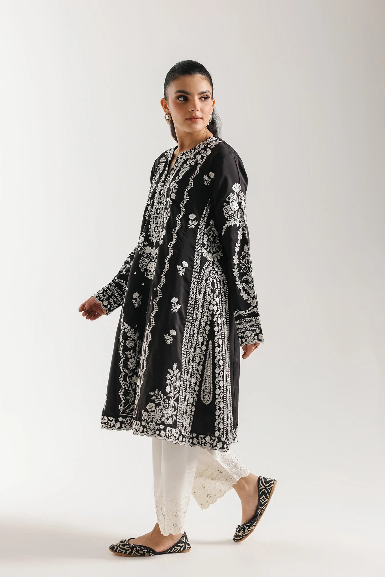 EMBROIDERED SUIT (E4333/103/901)