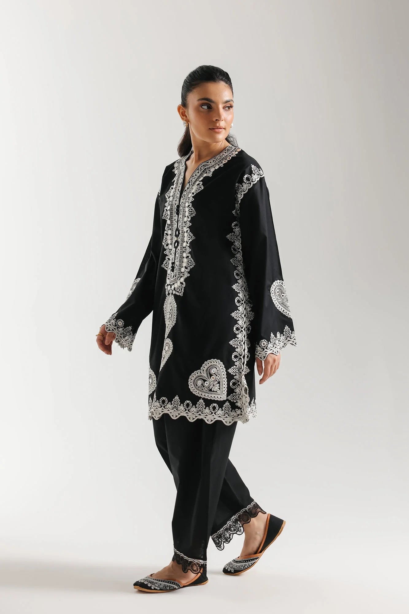 EMBROIDERED SUIT (E4361/103/902)