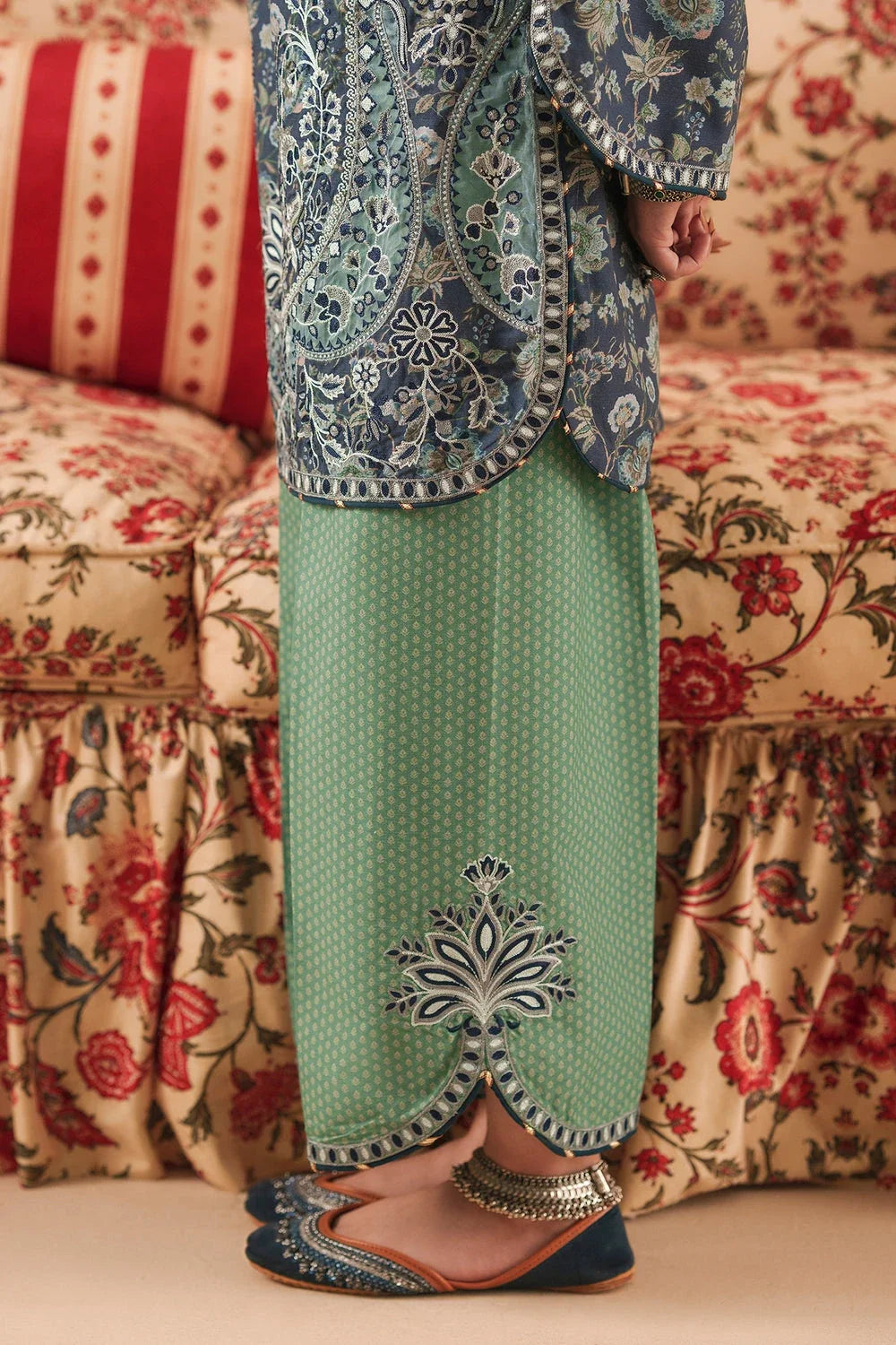 Ethnc Rozana Winter Drop 2 '26 - EMBROIDERED SUIT - E4783-103-506