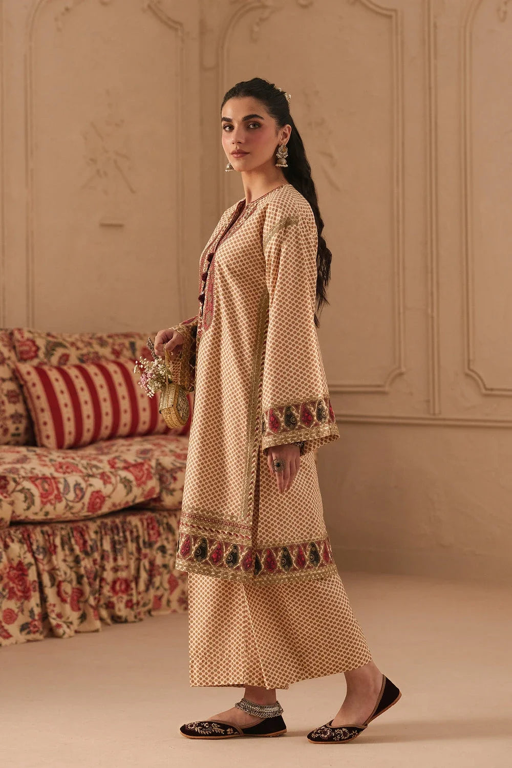 Ethnc Rozana Winter Drop 2 '26 - EMBROIDERED SUIT - E4796-103-226