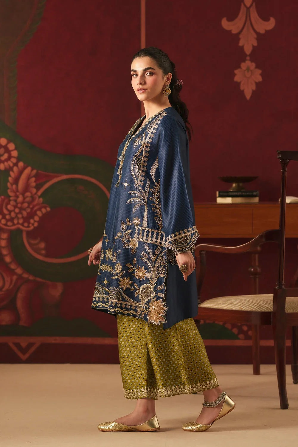 Ethnc Rozana Winter Drop 2 '26 - EMBROIDERED SUIT - E4818-103-618
