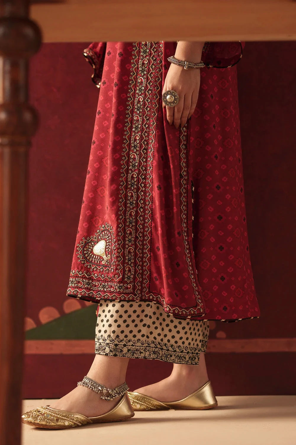 Ethnc Rozana Winter Drop 2 '26 - EMBROIDERED SUIT - E4835-103-306