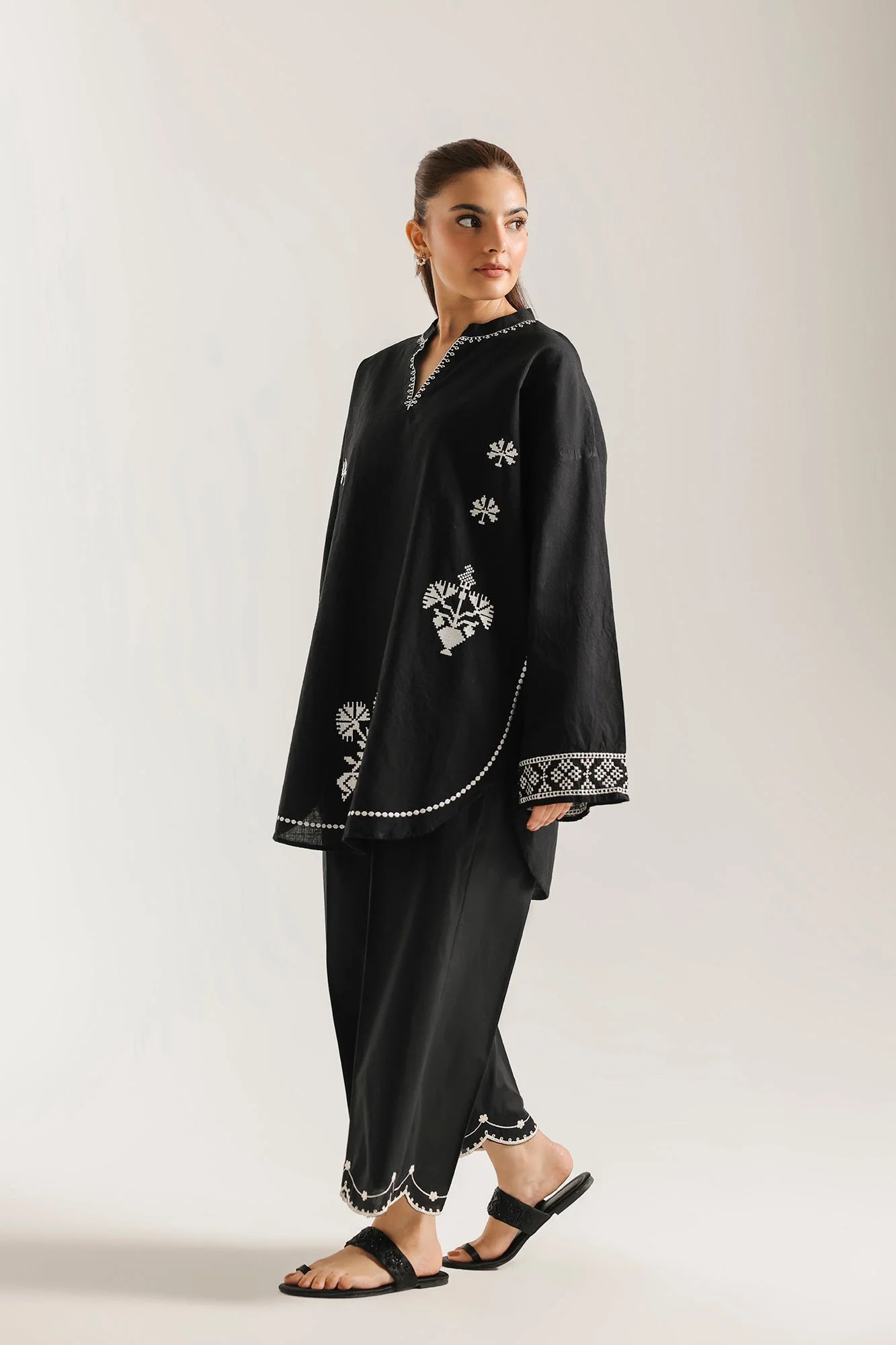 EMBROIDERED KURTI (E8006/102/901)