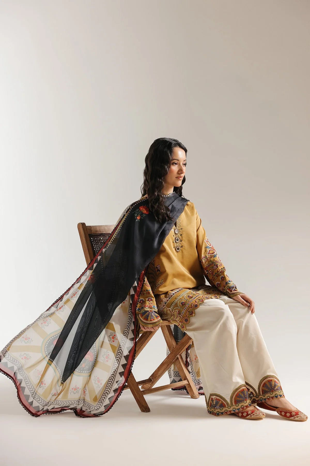 EMBROIDERED SUIT (E4016/103/218