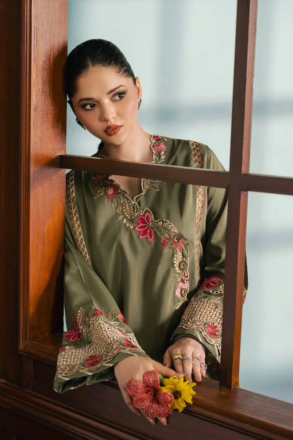 Ethnc Rozana Winter Drop 1 '26 - EMBROIDERED SUIT | E4748-103-121